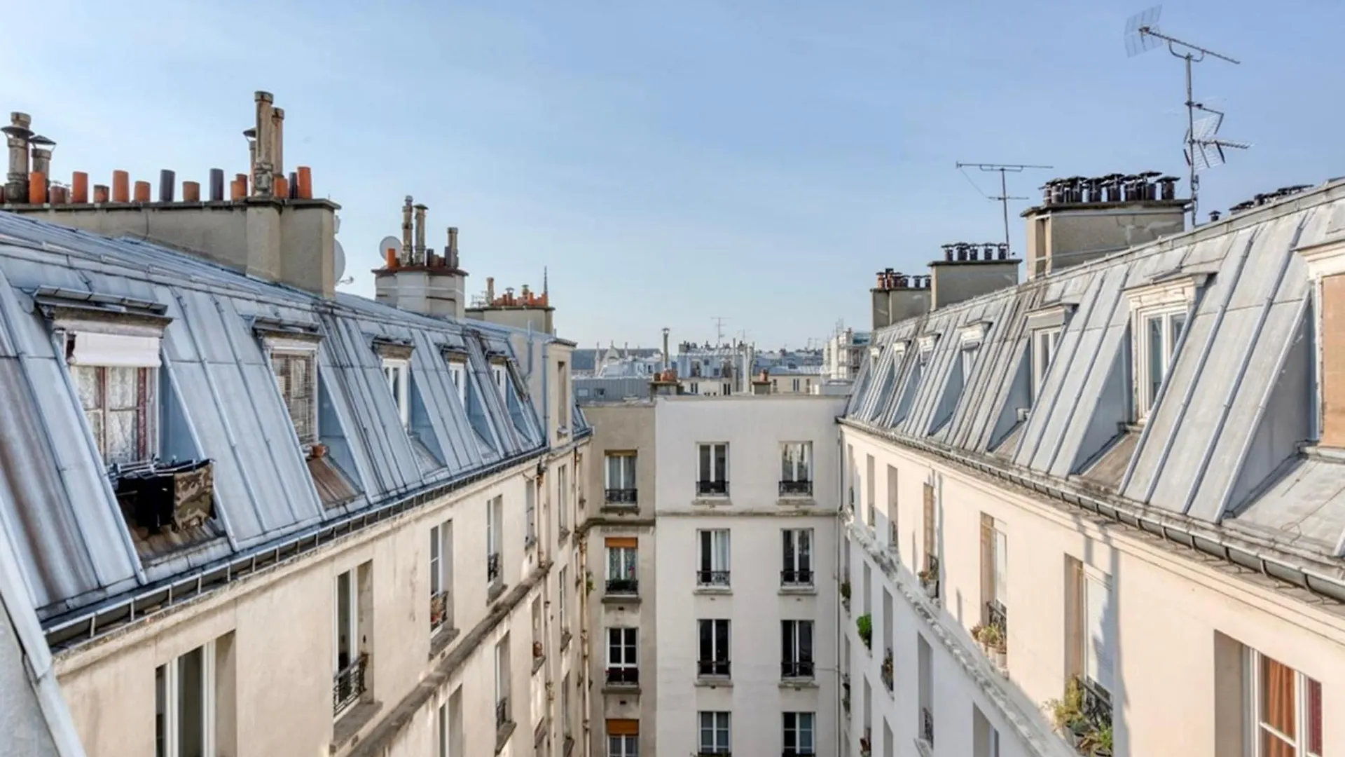 Luminous Love Nest Near The Sacre-Coeur Paris France